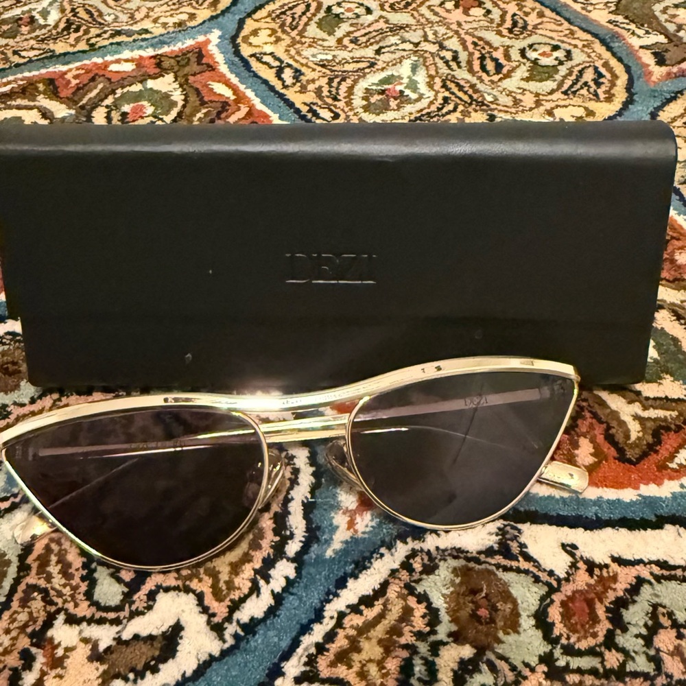 As seen on Beyoncé - DEZI Tóxica Gold/Dark Smoke Sunglasses